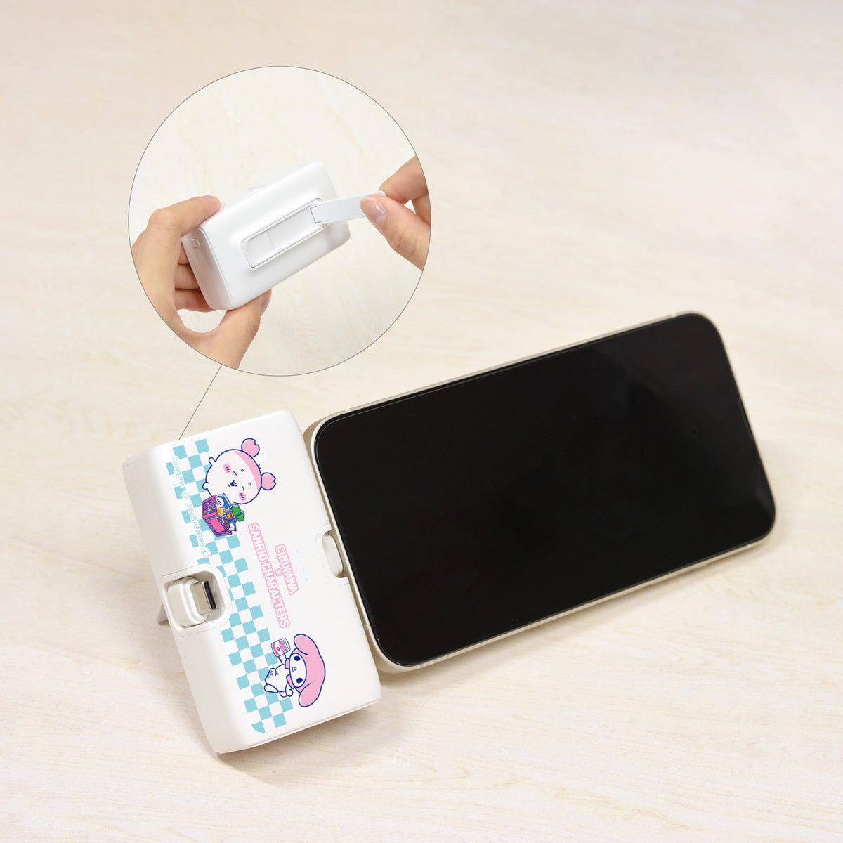 ちいかわ×サンリオキャラクターズ スーパーマーケットなLightning／Type-Cコネクタ付き リチウムイオン充電器 4000mAh（古本屋＆マイメロディ）