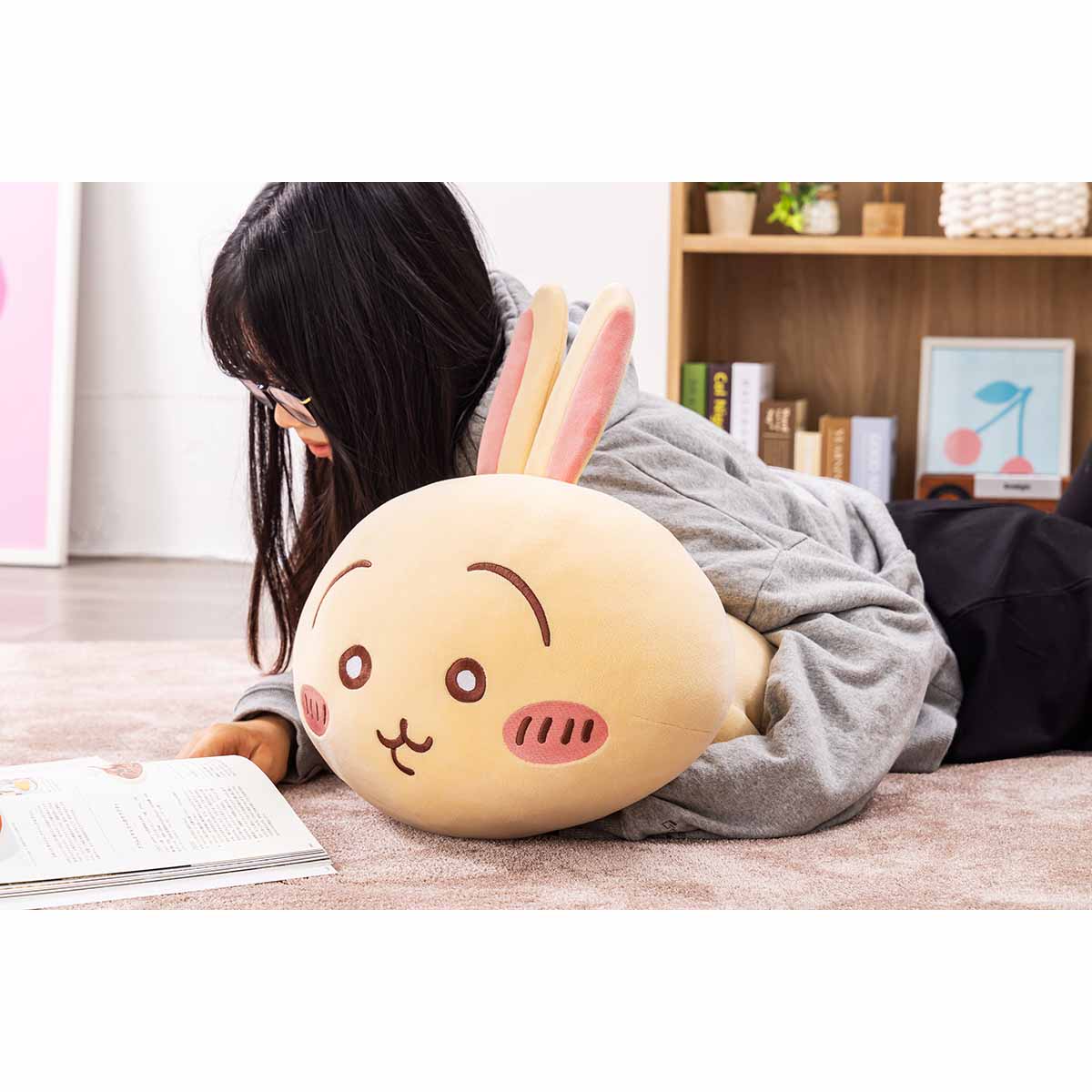 ちいかわ マシュマロみたいな寝そべり抱きぬいぐるみ（ねむねむうさぎ）