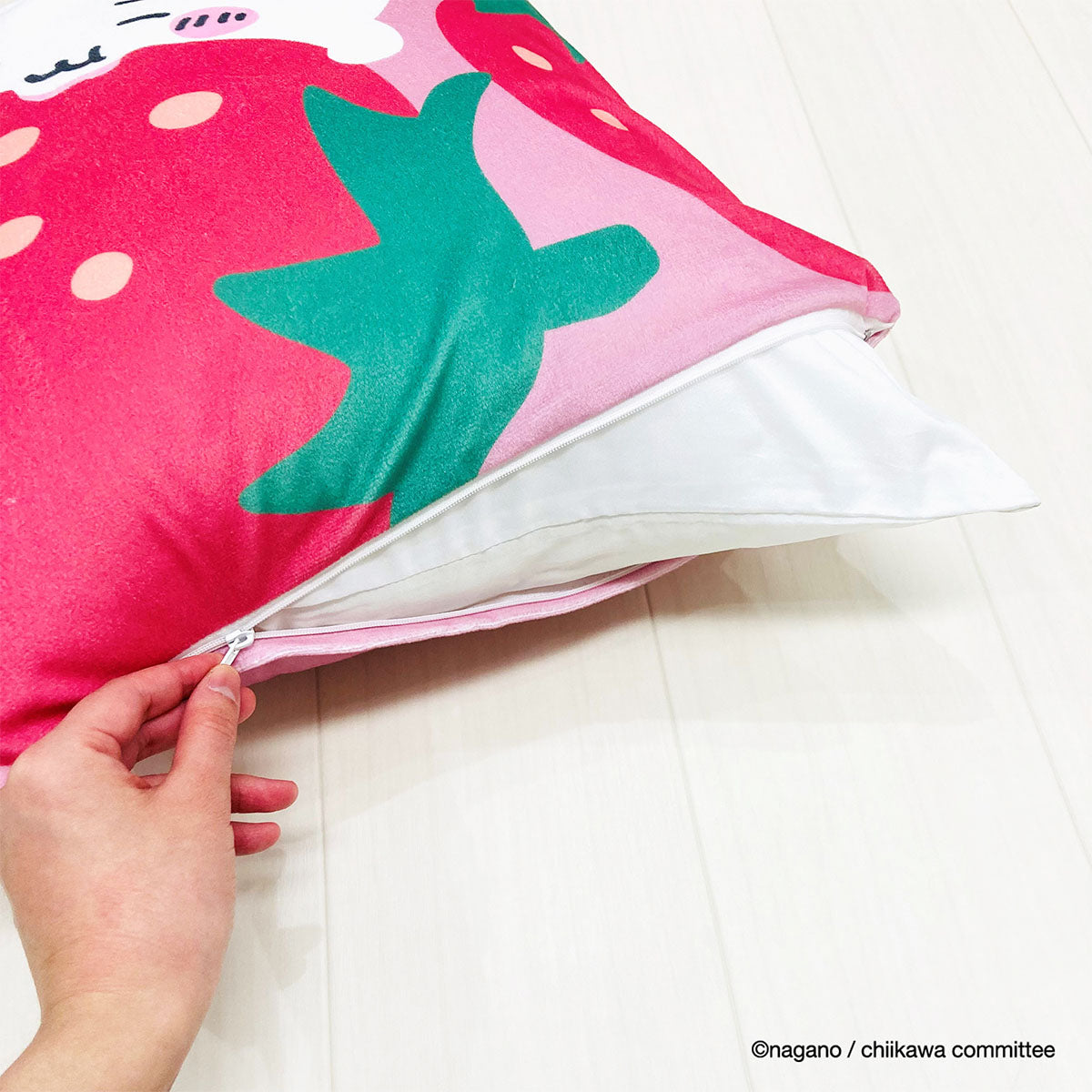 Chiikawa Cushion Cover (Chiikawa, Strawberries)