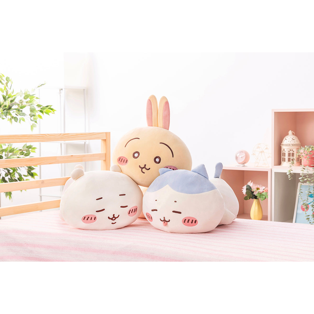 ちいかわ マシュマロみたいな寝そべり抱きぬいぐるみ（ねむねむハチワレ）